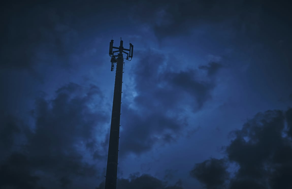 Cell tower with dark storm clouds image courtesy of Michael Förtsch 